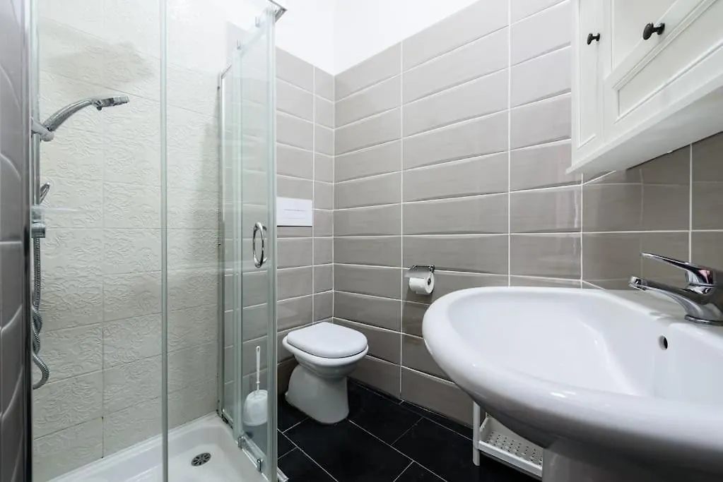 City Life - Appartamento Per 9 Persone Al Centro Naples Apartment